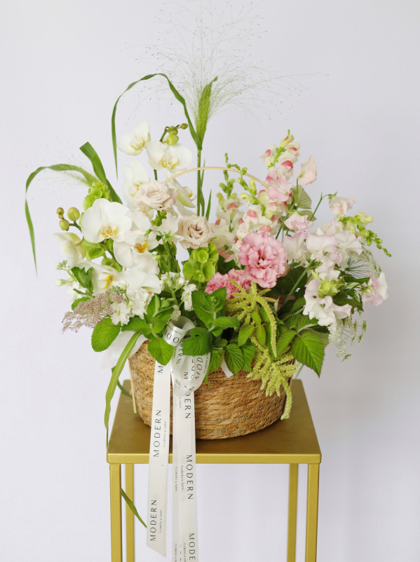 НЕЖНАЯ КОРЗИНА С ОРХИДЕЕЙ И СЕЗОННЫМИ ЛЕТНИМИ ЦВЕТАМИ НЕЖНАЯ КОРЗИНА С ОРХИДЕЕЙ И СЕЗОННЫМИ ЛЕТНИМИ ЦВЕТАМИ