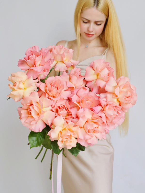 БУКЕТ 13 ФРАНЦУЗСКИХ РОЗ HERMOSA БУКЕТ 13 ФРАНЦУЗСКИХ РОЗ HERMOSA