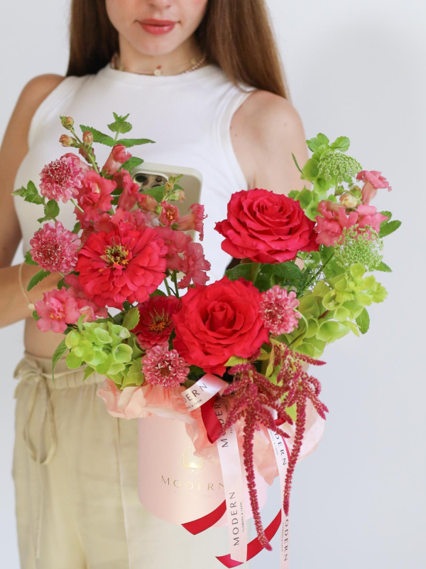 КОМПОЗИЦИЯ С ПИОНОВИДНОЙ РОЗОЙ И МОЛЮЦЕЛЛОЙ