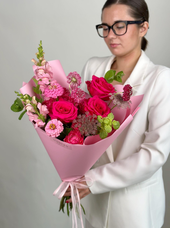 ЯРКИЙ БУКЕТ С ПИОНОВИДНОЙ РОЗОЙ И ЛЬВИНЫМ ЗЕВОМ