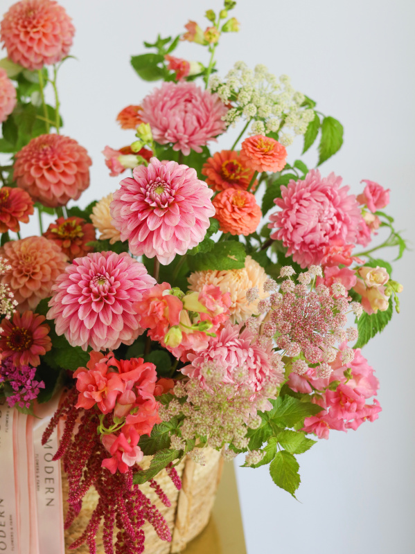 БОЛЬШАЯ КОРЗИНА С ГЕОРГИНАМИ, АМАРАНТОМ И ЦИННИЕЙ БОЛЬШАЯ КОРЗИНА С ГЕОРГИНАМИ, АМАРАНТОМ И ЦИННИЕЙ