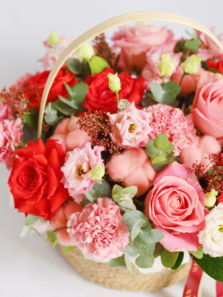 ПИОНОВИДНАЯ РОЗА, ЭУСТОМА, ЭВКАЛИПТ В ПЛЕТЕНОЙ КОРЗИНЕ ПИОНОВИДНАЯ РОЗА, ЭУСТОМА, ЭВКАЛИПТ В ПЛЕТЕНОЙ КОРЗИНЕ