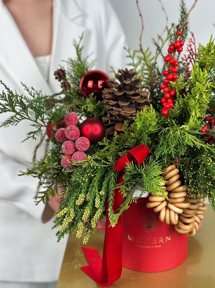 КОМПОЗИЦИЯ ИЗ ХВОИ И ИЛЕКСА В РУССКОМ СТИЛЕ