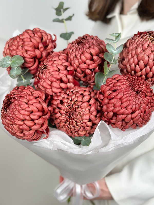 БУКЕТ С ХРИЗАНТЕМОЙ И ЭВКАЛИПТОМ