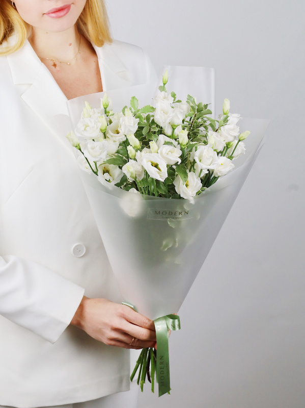 ЭЛЕГАНТНЫЙ БУКЕТ С ЛИЗИАНТУСОМ И ЗЕЛЕНЬЮ