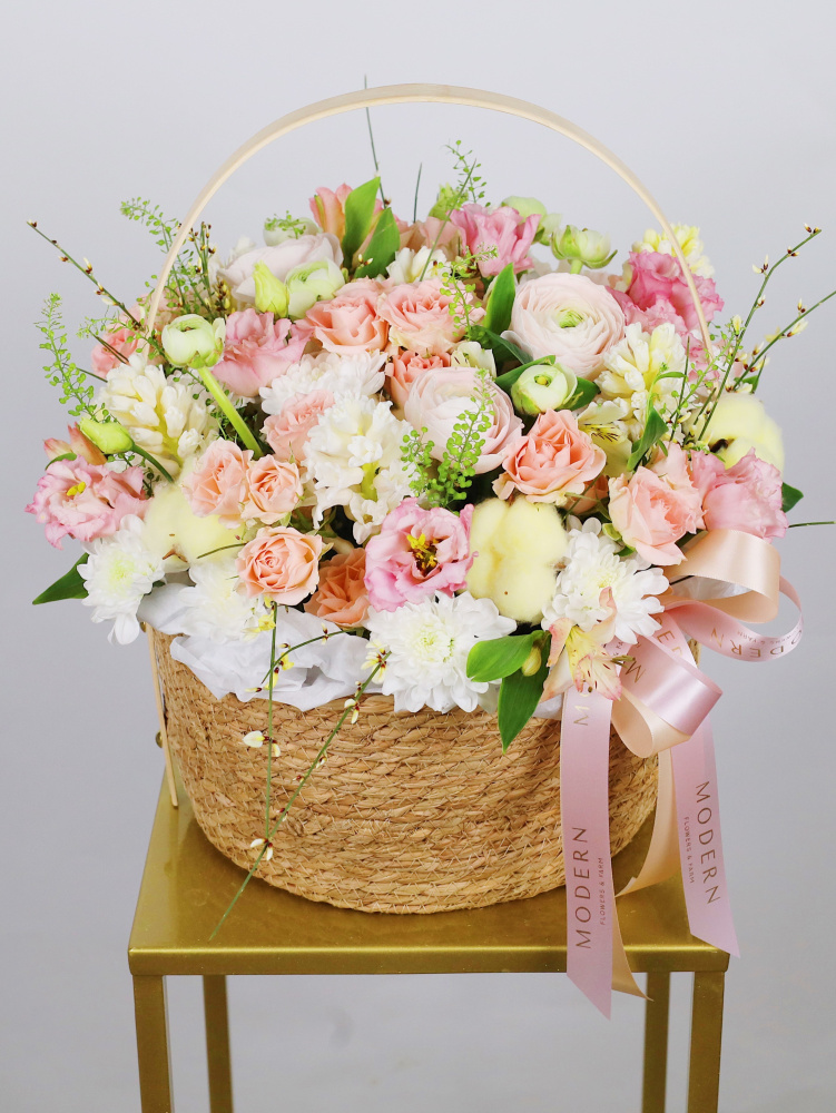 НЕЖНАЯ КОРЗИНА С РАНУНКУЛЮСАМИ, РОЗОЙ И ХЛОПКОМ