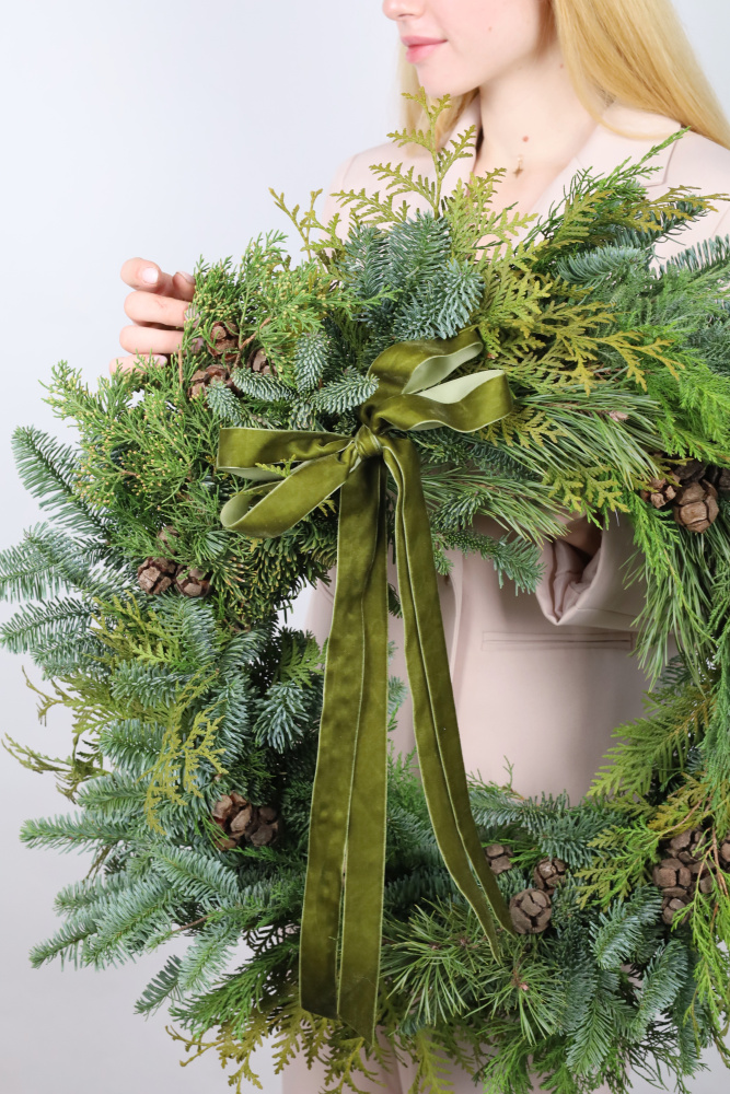 БОЛЬШОЙ ВЕНОК ИЗ МИКСА ХВОИ С КЕДРОВЫМИ ШИШКАМИ И БАРХАТНЫМ БАНТОМ