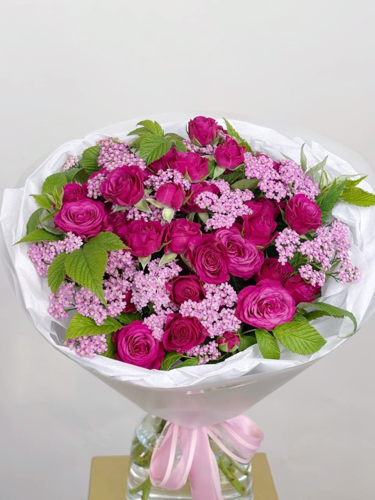 ЯРКИЙ БУКЕТ С КУСТОВОЙ РОЗОЙ ЯРКИЙ БУКЕТ С КУСТОВОЙ РОЗОЙ