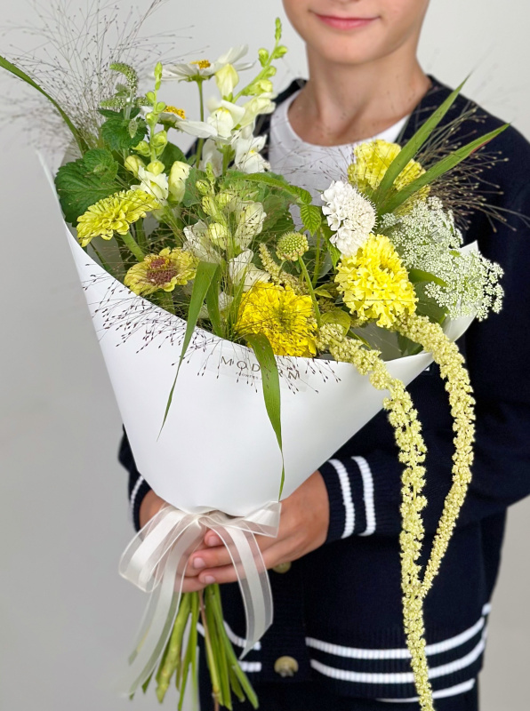 БУКЕТ ИЗ ФЕРМЕРСКИХ ЦВЕТОВ С КОСМЕЕЙ И АМАРАНТОМ