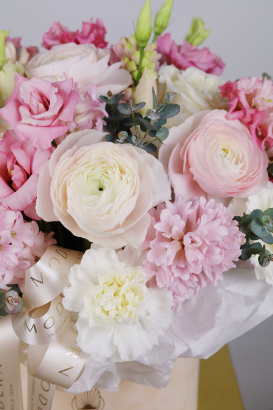 БУКЕТ С РАНУНКУЛЮСАМИ, ГИАЦИНТОМ И ЛИЗИАНТУСОМ В БАРХАТНОЙ КОРОБКЕ