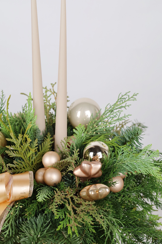 КОМПОЗИЦИЯ СО СВЕЧАМИ НА СТОЛ