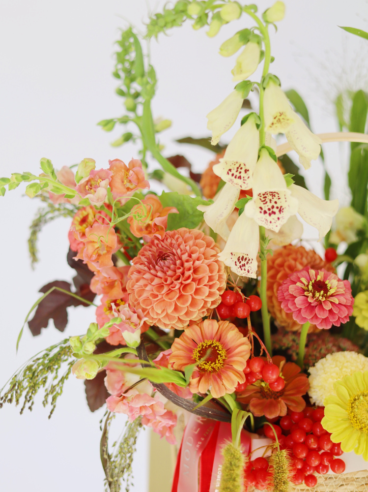 КОРЗИНА С ГЕОРГИНАМИ, НАПЕРСТЯНКОЙ И АМАРАНТОМ КОРЗИНА С ГЕОРГИНАМИ, НАПЕРСТЯНКОЙ И АМАРАНТОМ