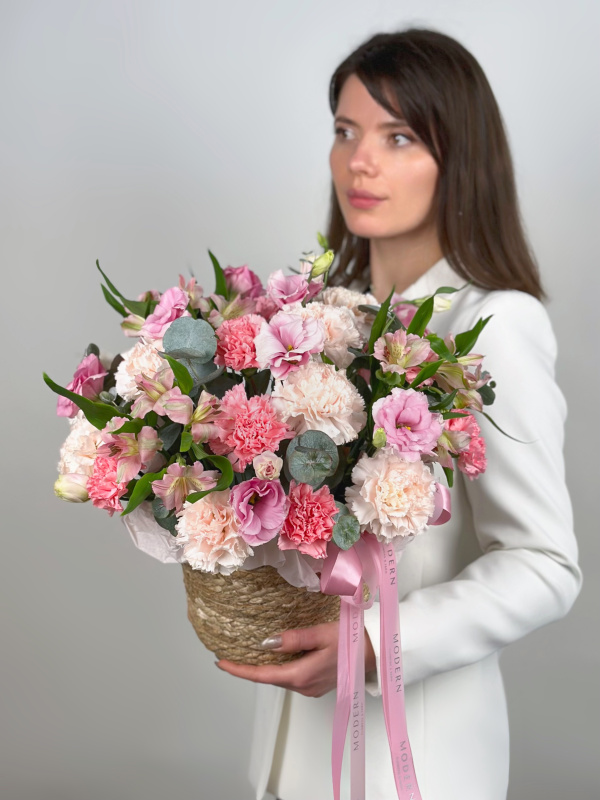 КОРЗИНА С ЭУСТОМОЙ, АЛЬСТРОМЕРИЕЙ И ГВОЗДИКОЙ