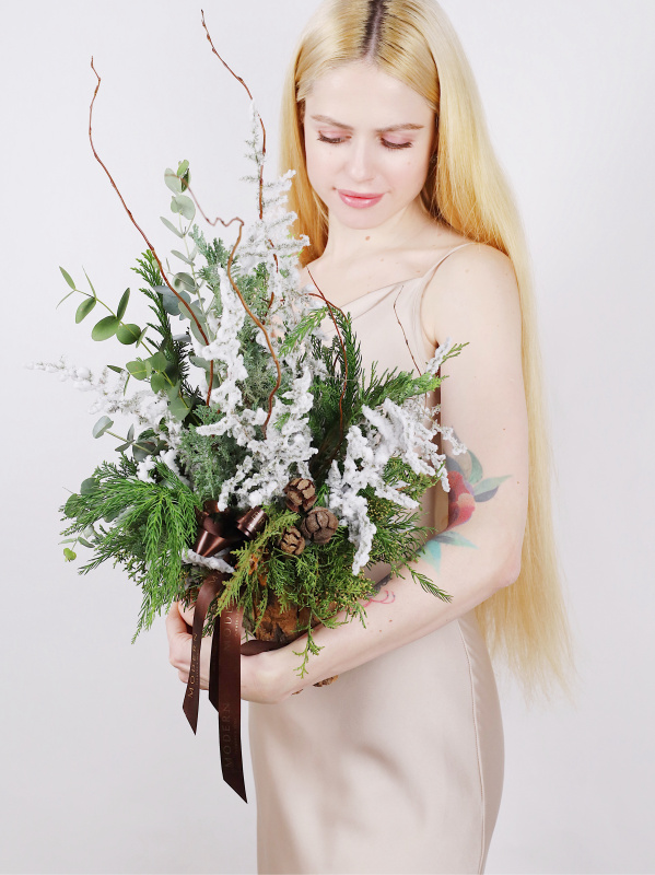 ХВОЙНАЯ КОМПОЗИЦИЯ В ДЕРЕВЯННОМ КАШПО