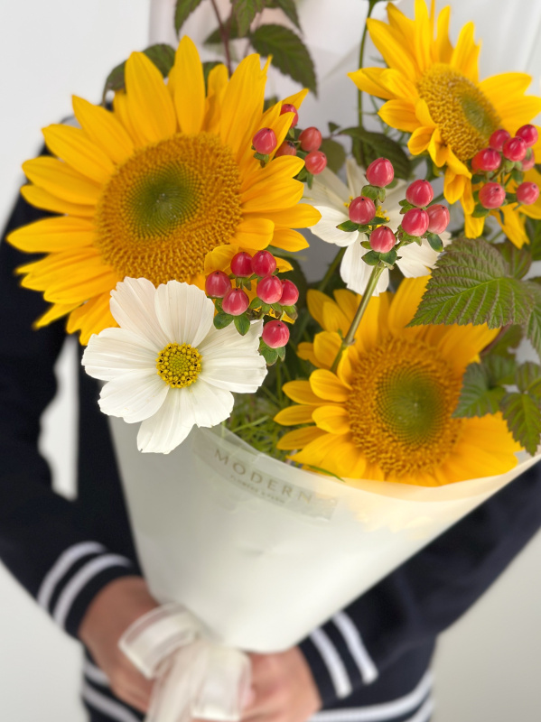 БУКЕТ С ПОДСОЛНУХАМИ И КОСМЕЕЙ